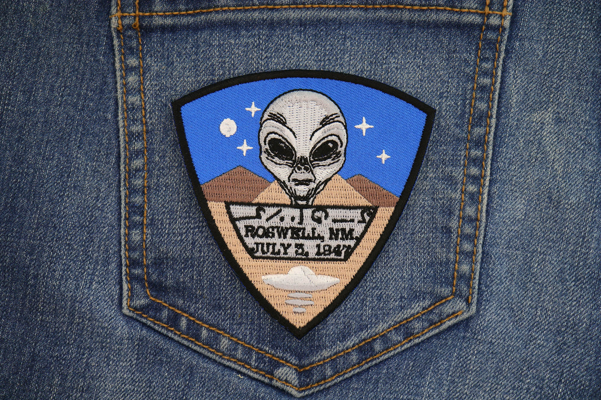 Roswell New Mexico Alien Iron-On Patch - Out of This World Design for UFO Enthusiasts ( 4 x 3 inches )