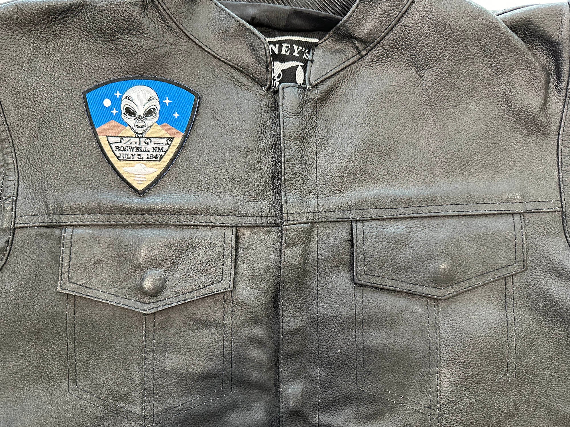 Roswell New Mexico Alien Iron-On Patch - Out of This World Design for UFO Enthusiasts ( 4 x 3 inches )